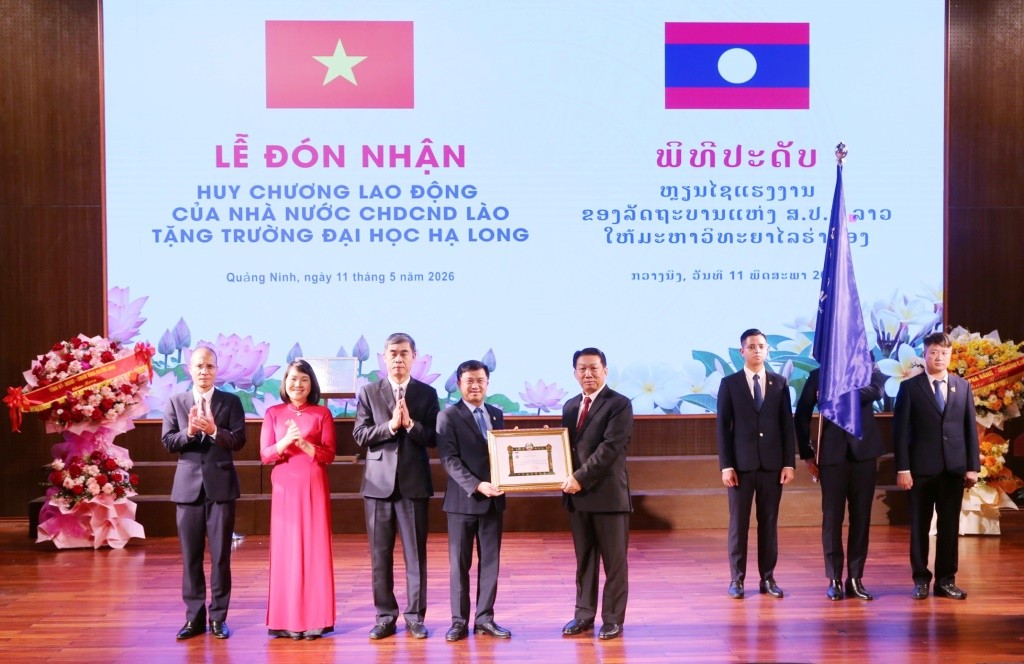 a-2-trao-huan-chuong-1778947643 a-2-trao-huan-chuong-1778947643.jpg