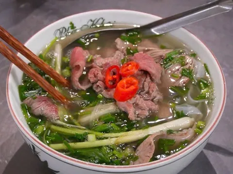 Thiên Ân – Kỳ Duyên xếp hàng thưởng thức quán mì Michelin bình dân “gây sốt” Bangkok