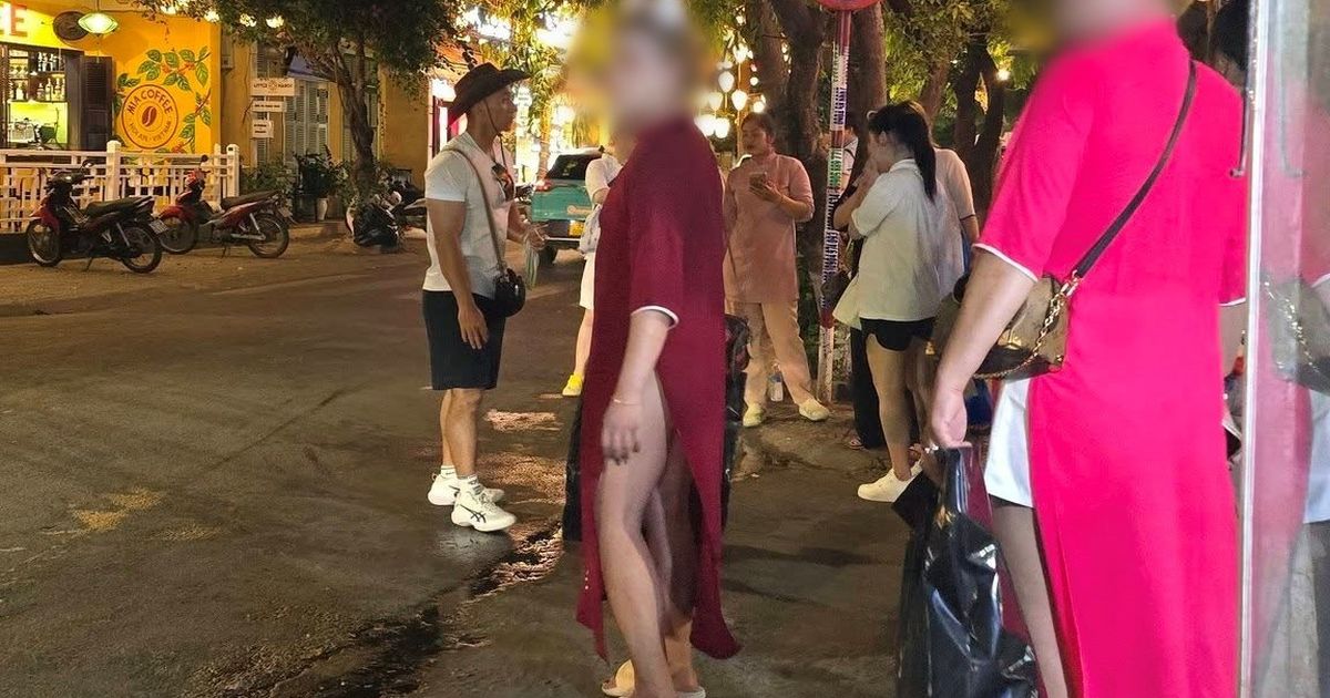 Khi du khách “mặc sai” áo dài: Bài học về ứng xử văn hóa tại điểm đến