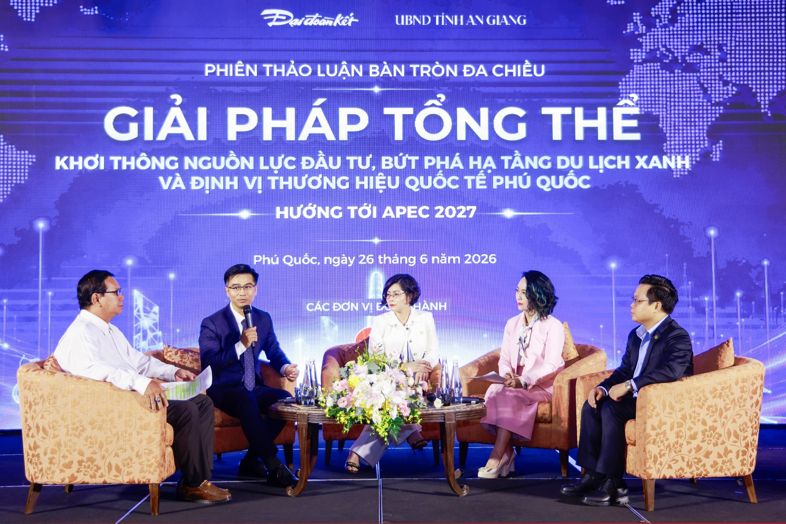 cac-dai-bieu-trao-doi-tai-phien-thao-luan-ban-tron-de-xuat-nhieu-giai-phap-khoi-thong-nguon-luc-dau-tu-phat-trien-du-lich-xanh-va-nang-cao-vi-the-quoc-te-cua-phu-quoc-anh-quang-vinh-1782461416-1 cac-dai-bieu-trao-doi-tai-phien-thao-luan-ban-tron-de-xuat-nhieu-giai-phap-khoi-thong-nguon-luc-dau-tu-phat-trien-du-lich-xanh-va-nang-cao-vi-the-quoc-te-cua-phu-quoc-anh-quang-vinh-1782461416.jpg