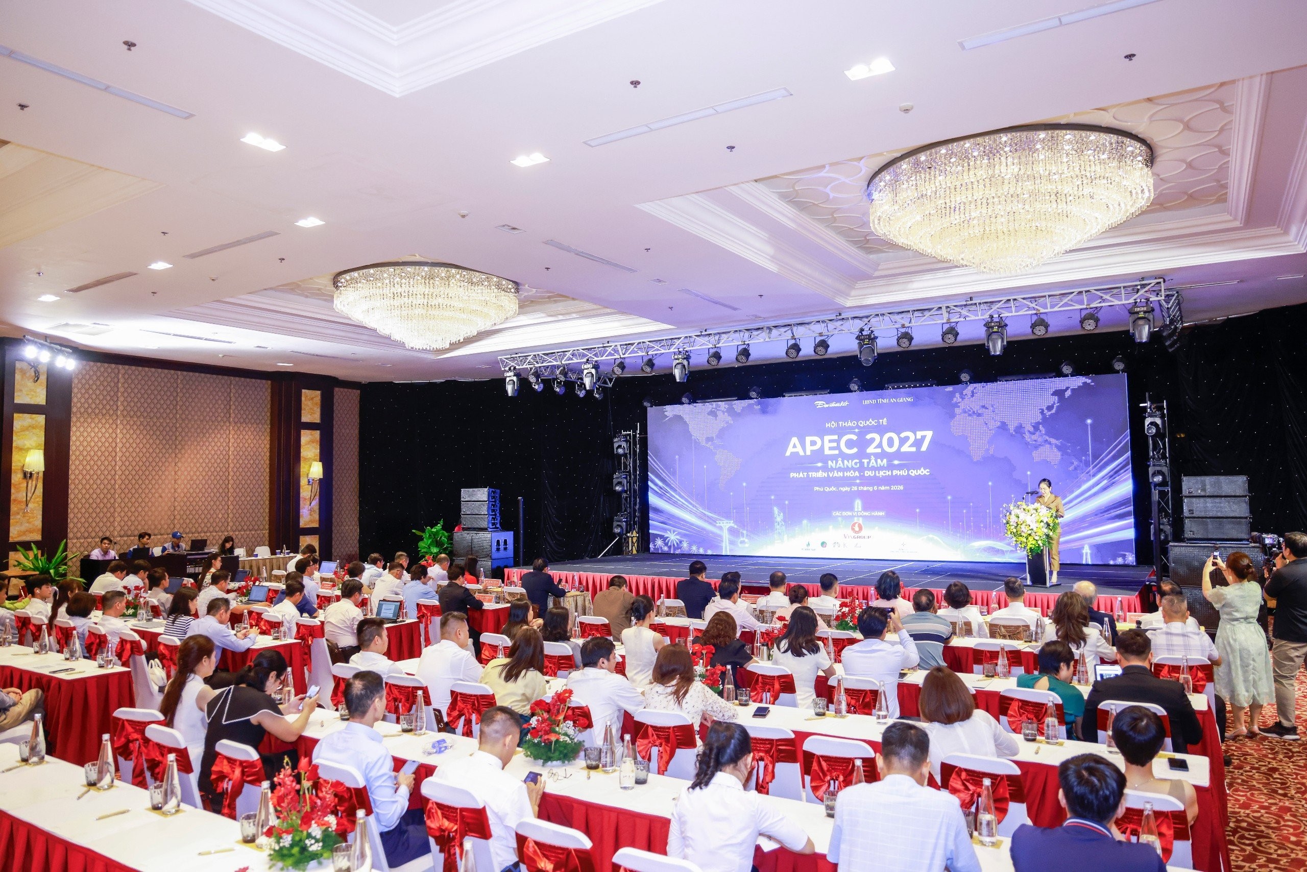 toan-canh-hoi-thao-quoc-te-apec-2027-nang-tam-phat-trien-van-hoa-du-lich-phu-quoc-do-bao-dai-doan-ket-chu-tri-phoi-hop-voi-ubnd-tinh-an-giang-to-chuc-tai-dac-khu-phu-quoc-sang-266-anh-quang-vinh-2-178 toan-canh-hoi-thao-quoc-te-apec-2027-nang-tam-phat-trien-van-hoa-du-lich-phu-quoc-do-bao-dai-doan-ket-chu-tri-phoi-hop-voi-ubnd-tinh-an-giang-to-chuc-tai-dac-khu-phu-quoc-sang-266-anh-quang-vinh-2-1782460551.jpg