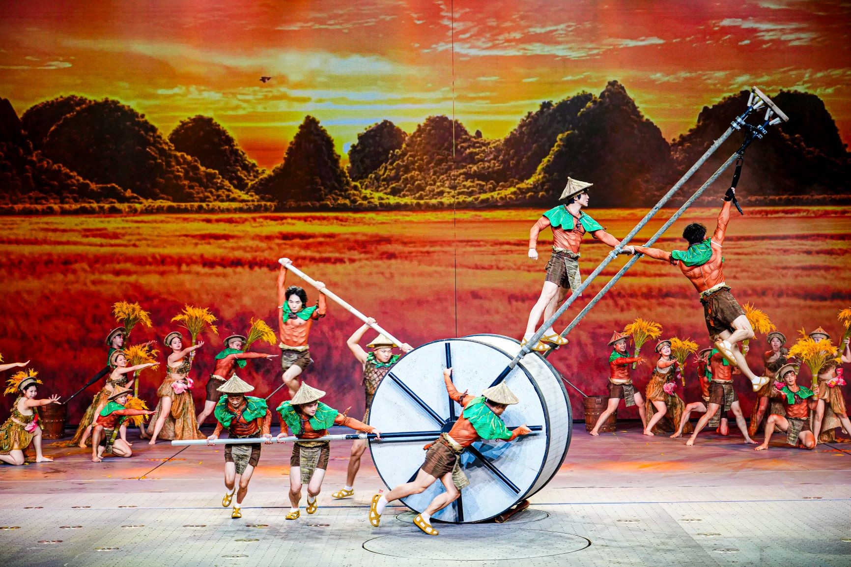 3-cac-nghe-si-thuc-hien-nhung-man-trinh-dien-ky-thuat-tren-khong-ket-hop-ngon-ngu-mua-xiec-va-hieu-ung-san-khau-de-tai-hien-nhung-lat-cat-giau-cam-xuc-cua-lich-su-dan-toc-vin-2-1783083761 3-cac-nghe-si-thuc-hien-nhung-man-trinh-dien-ky-thuat-tren-khong-ket-hop-ngon-ngu-mua-xiec-va-hieu-ung-san-khau-de-tai-hien-nhung-lat-cat-giau-cam-xuc-cua-lich-su-dan-toc-vin-2-1783083761.jpg