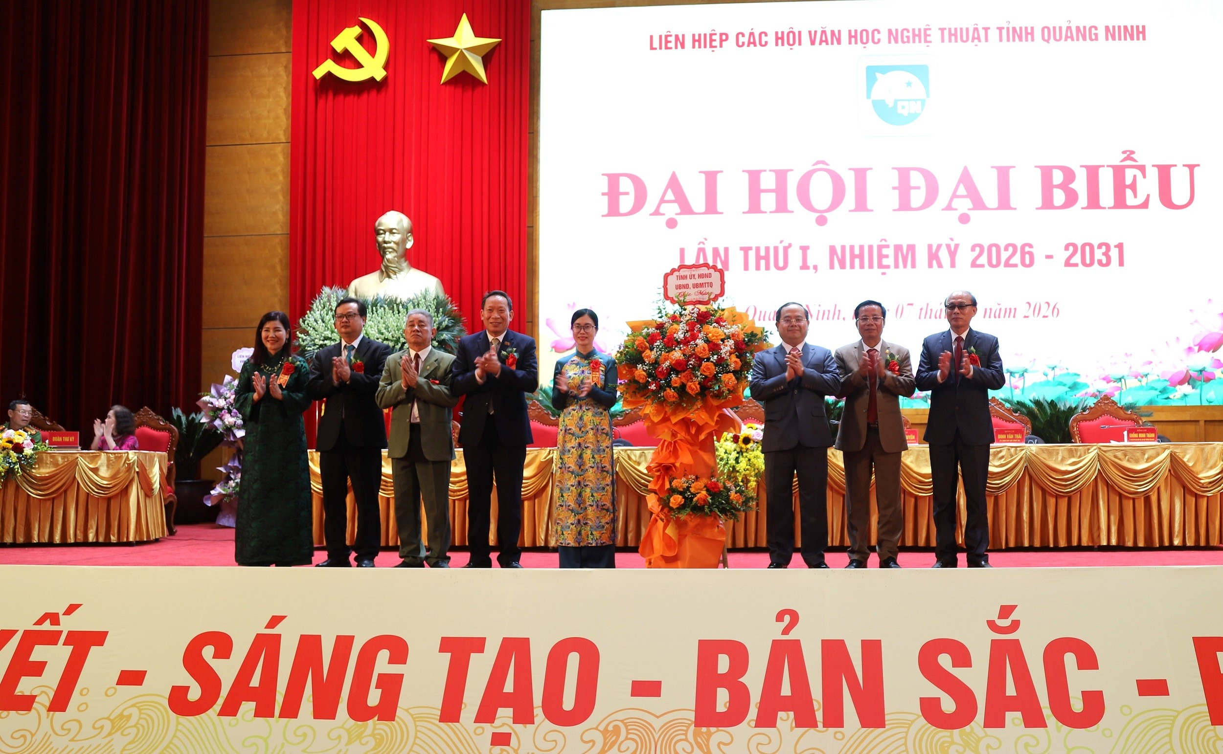 7-bi-thu-tinh-uy-tang-hoa-2-1783518212.jpg
