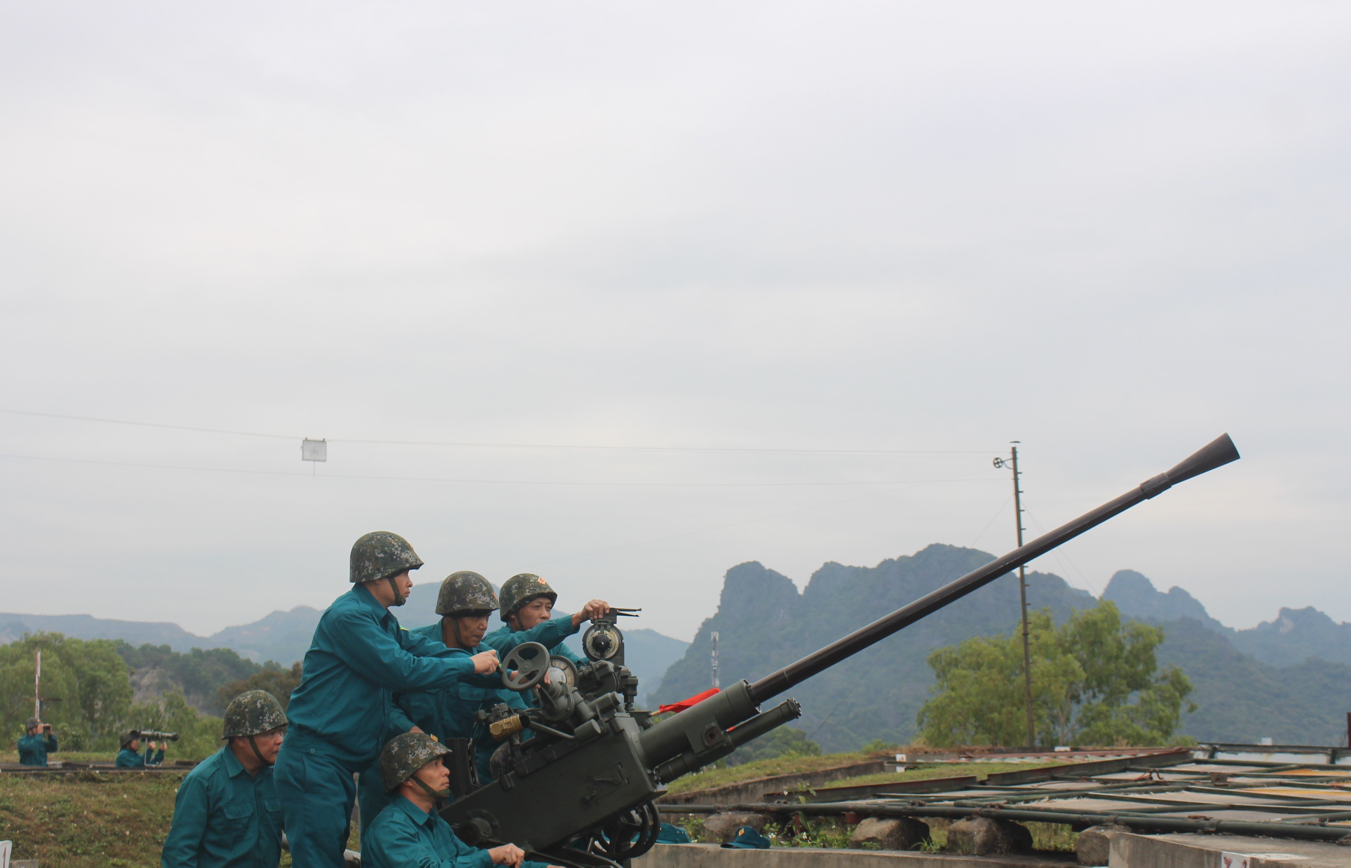8-dai-doi-dang-ba-hat-hien-truc-chien-o-mom-doi-goc-da-ha-tu-tran-dia-ngay-581964-da-ban-roi-tai-cho-may-bay-bat-song-phi-cong-my-dau-tien-tren-mien-bac-1784385332.jpg