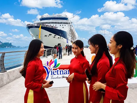Từ một nhà bè giữa vịnh di sản đến lực hút hấp dẫn du khách