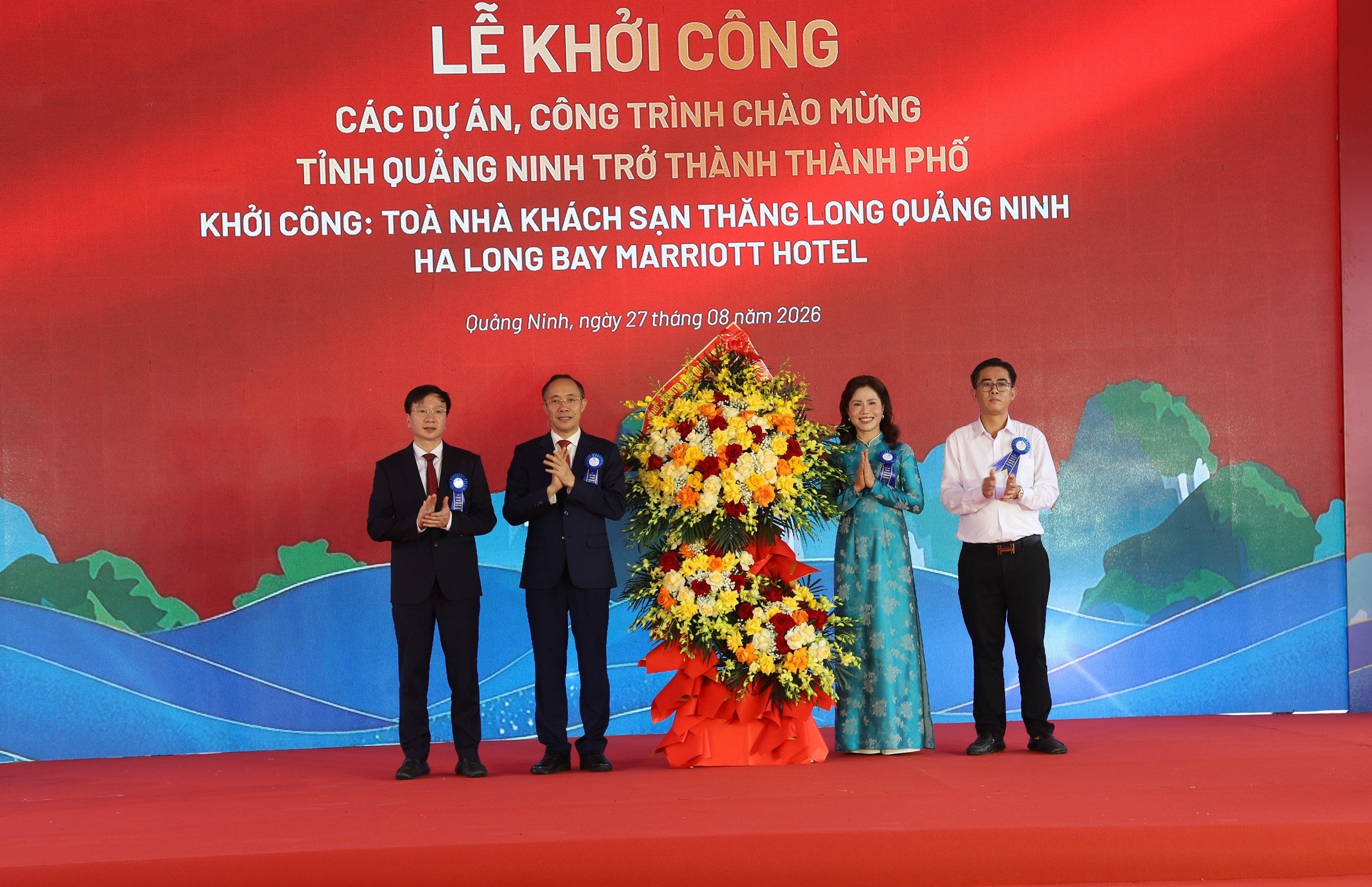lanh-dao-dia-phuong-tang-hoa-1787846363.jpg