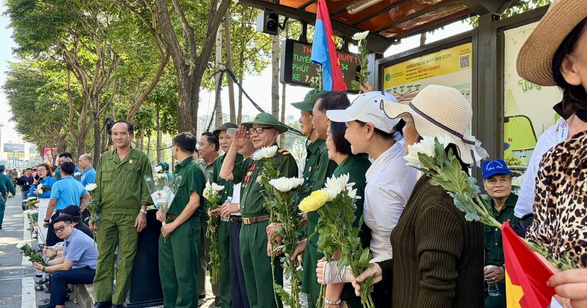Hình ảnh dòng người lặng lẽ, trang nghiêm tiễn đồng đội đoạn đường cuối
