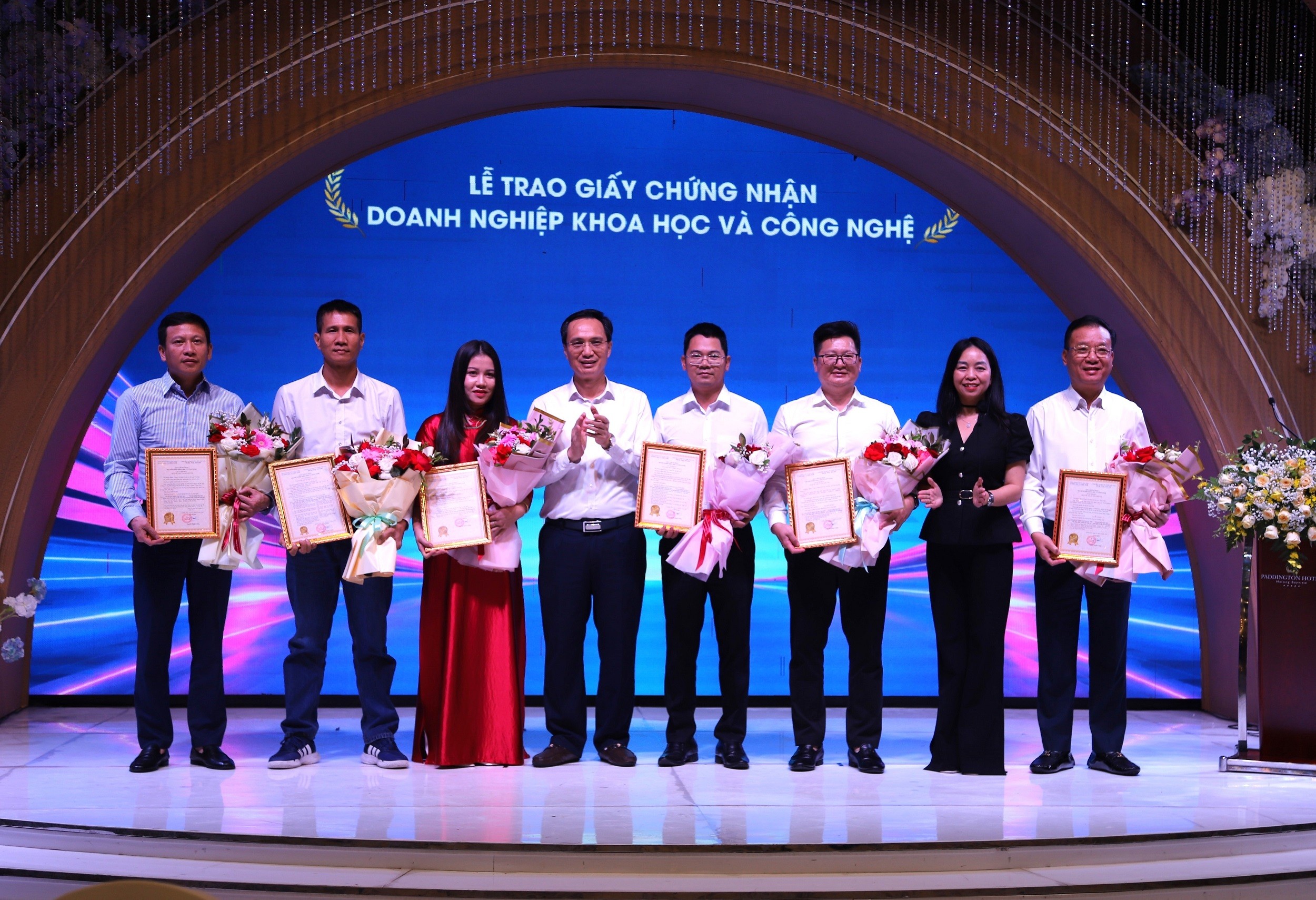 6-nguoi-duoc-vinh-danh-2b-1791634781 6-nguoi-duoc-vinh-danh-2b-1791634781.jpg