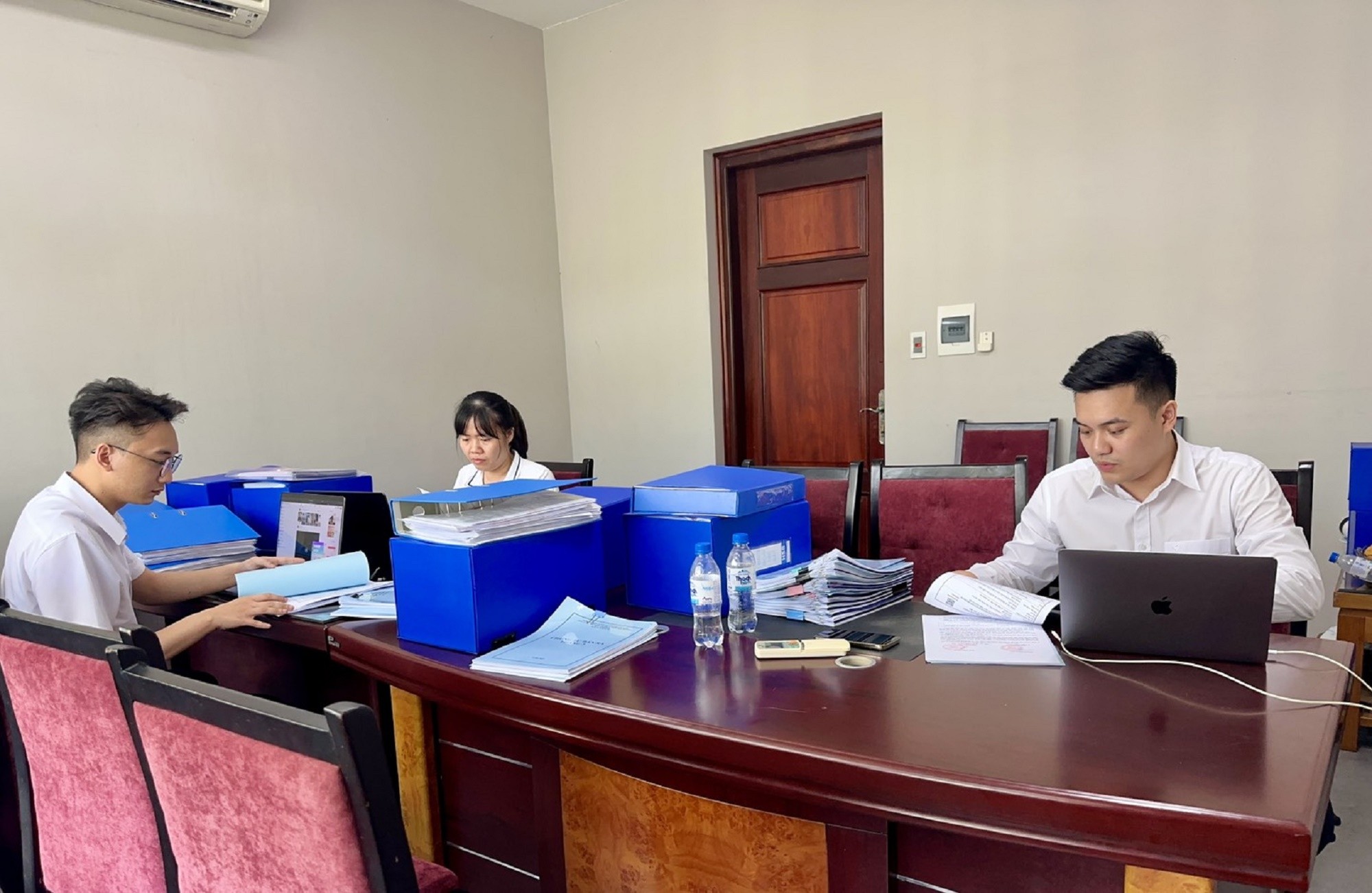 lam-viec-miet-mai-1791303536.jpg
