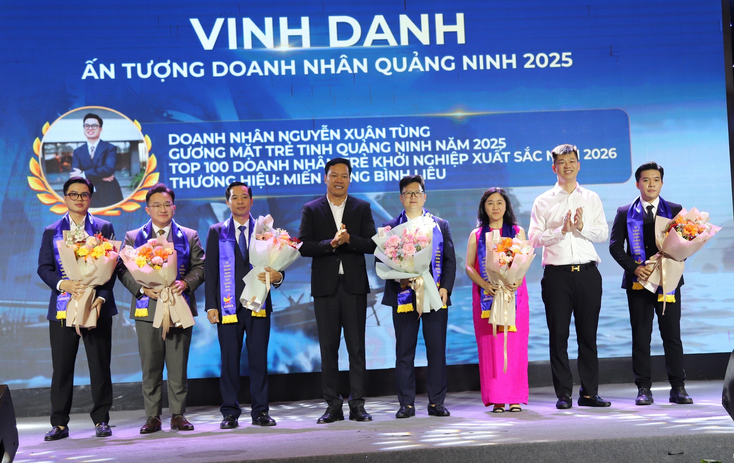 vinh-danh-1791430135.jpg