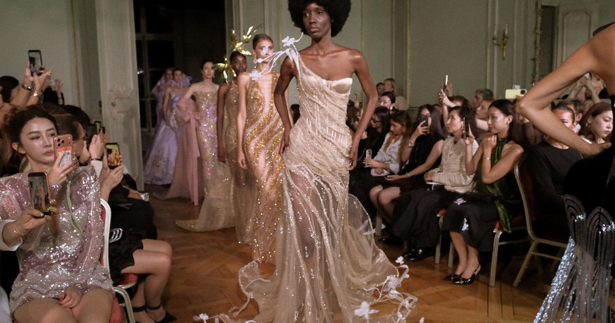Nhà thiết kế Việt Nam mang 31 thiết kế lụa Bảo Lộc đến Paris Fashion Week